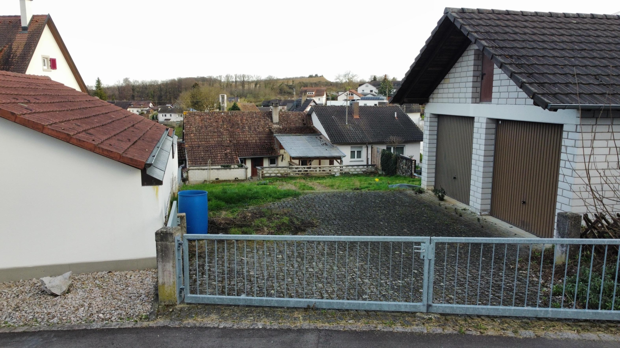 Hoftor und Garagen
