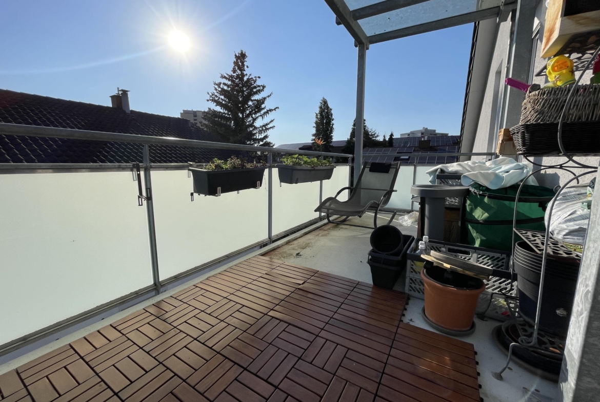 Sonniger überdachter Balkon 2