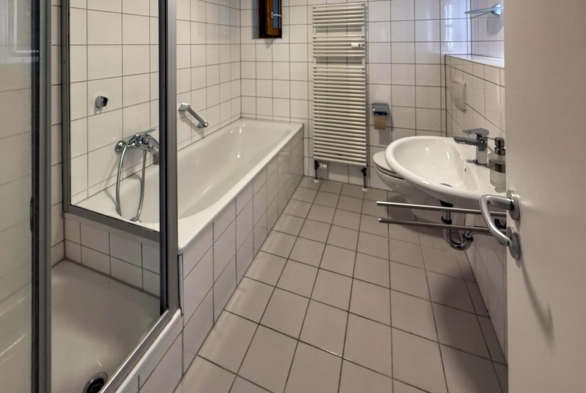 Badezimmer mit kl. Fenster