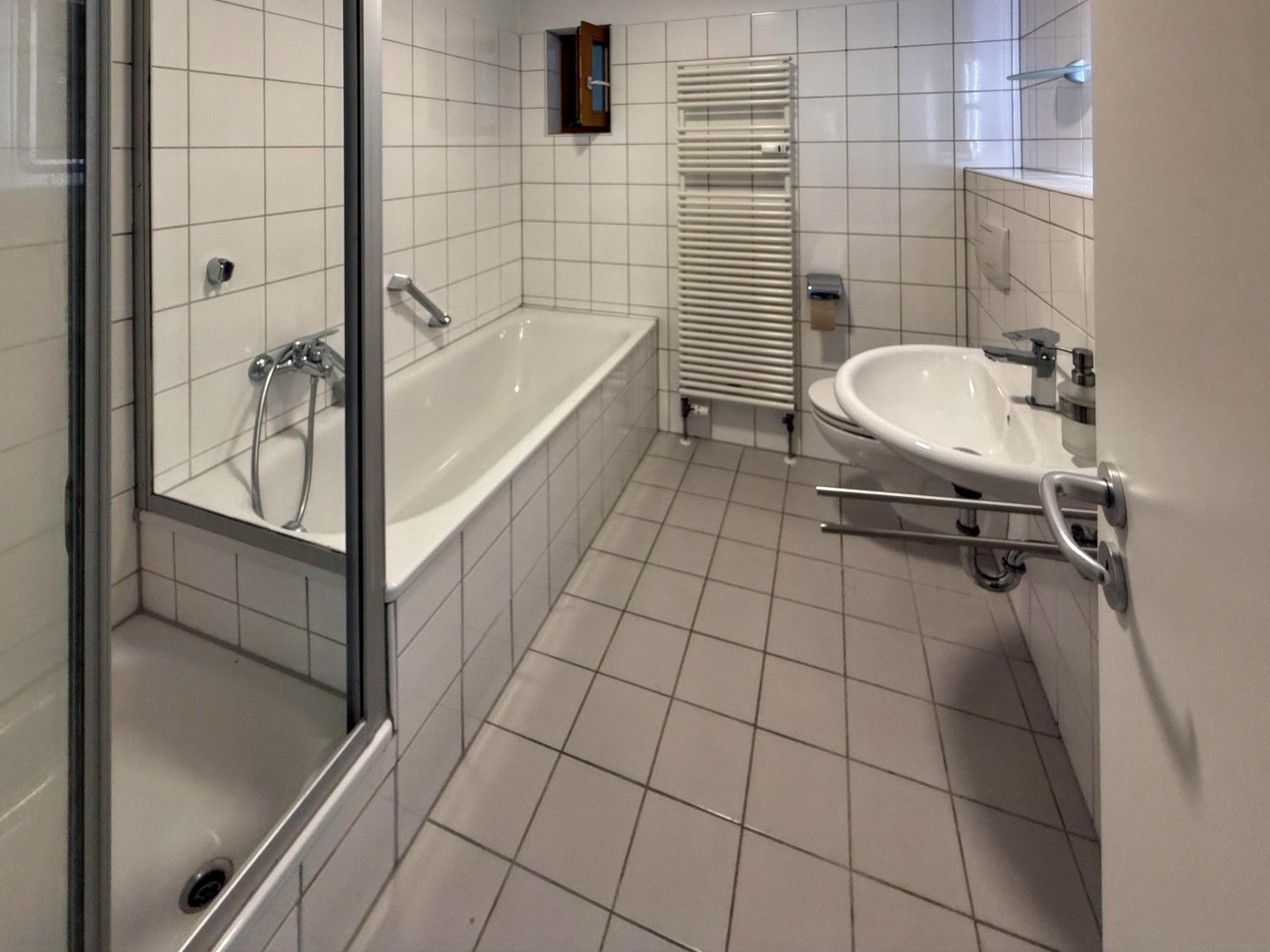 Badezimmer mit kl. Fenster