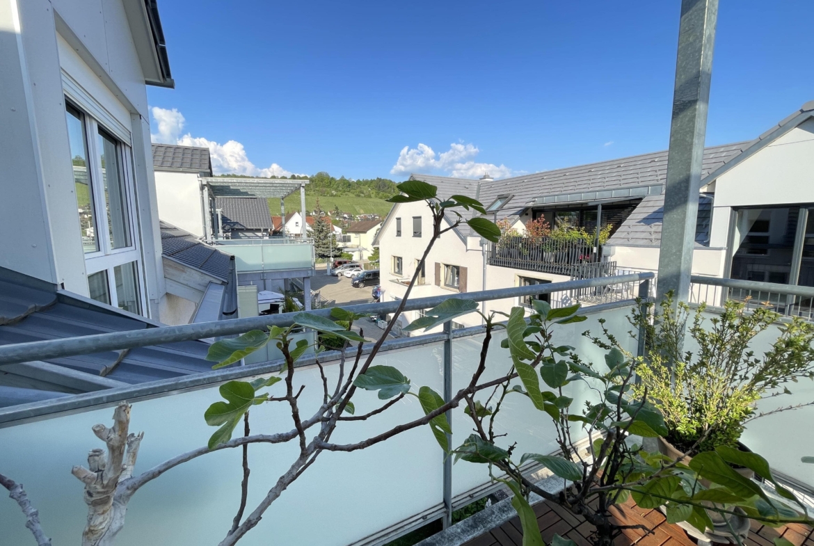 Sonniger überdachter Balkon 1