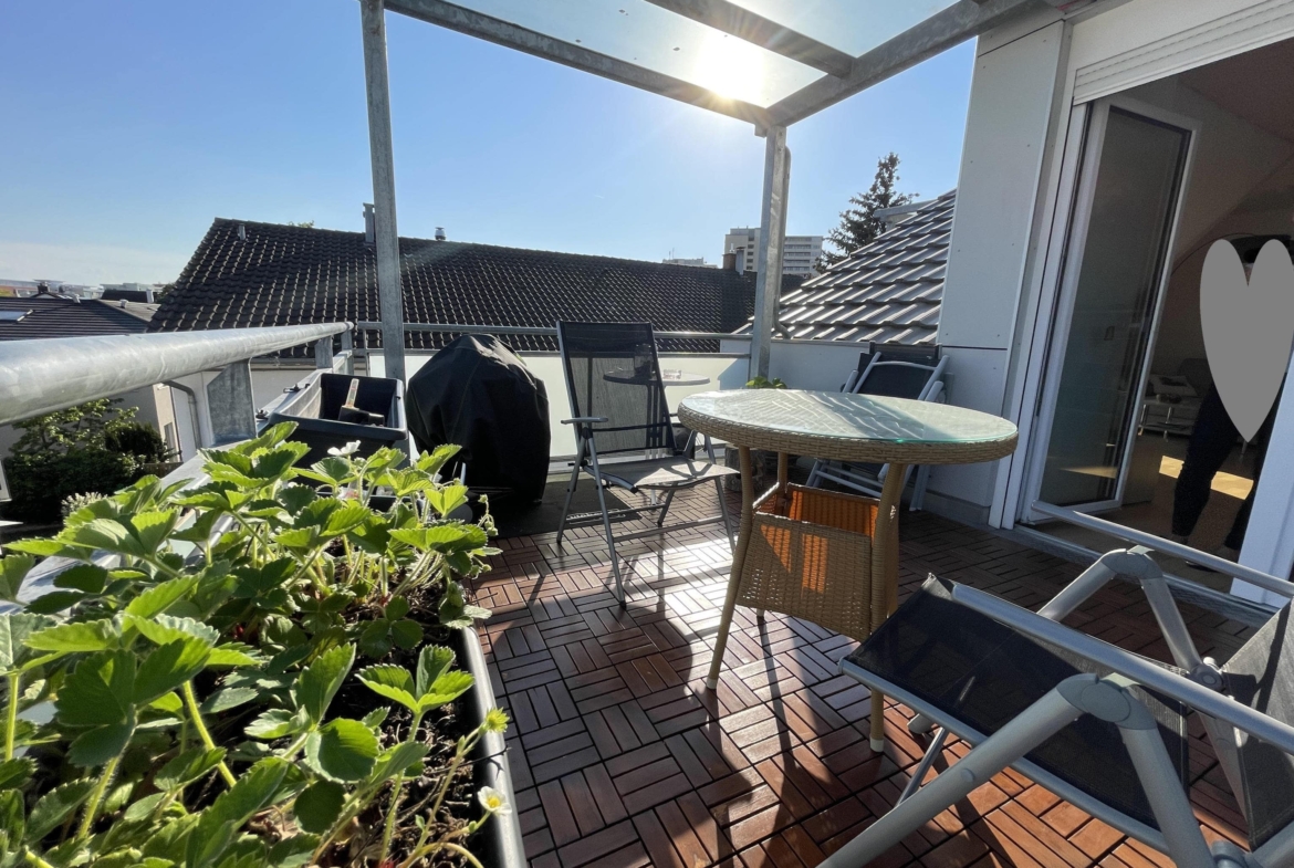 Sonniger überdachter Balkon 1