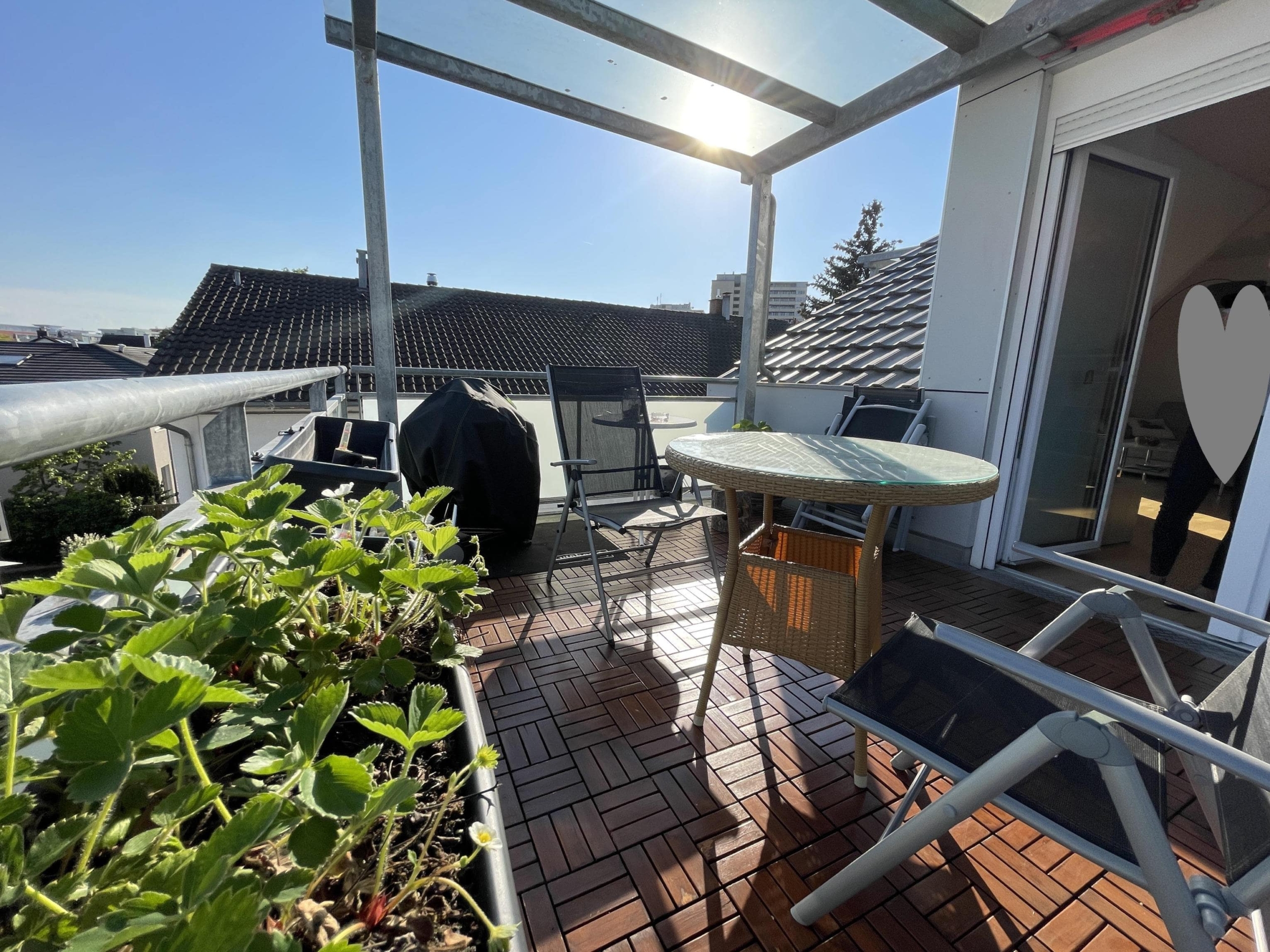 Sonniger überdachter Balkon 1