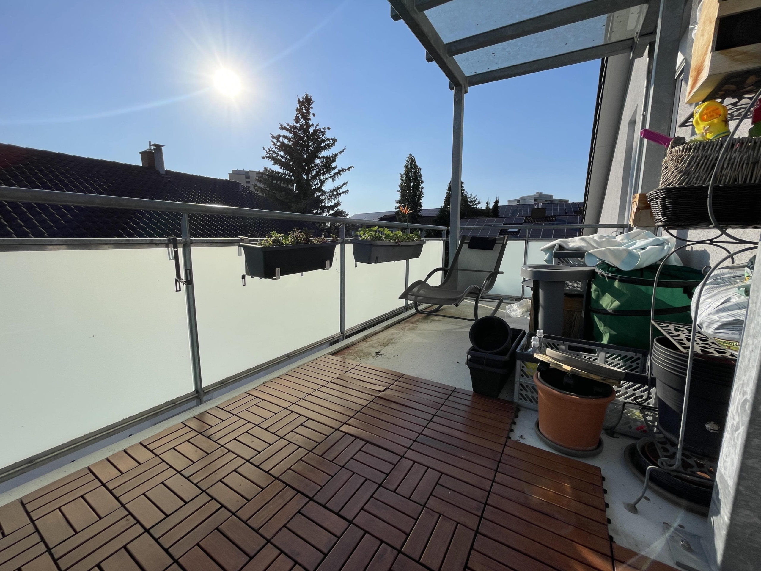 Sonniger überdachter Balkon 2