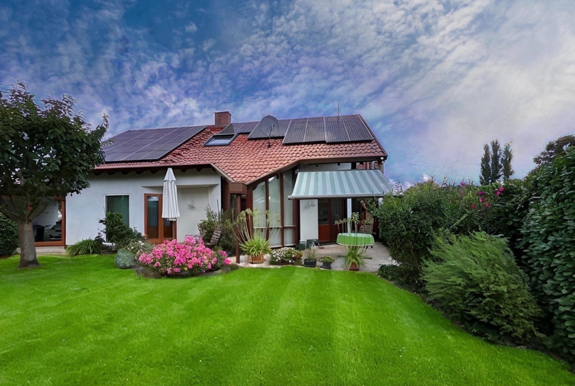 Gartenansicht im Sommer