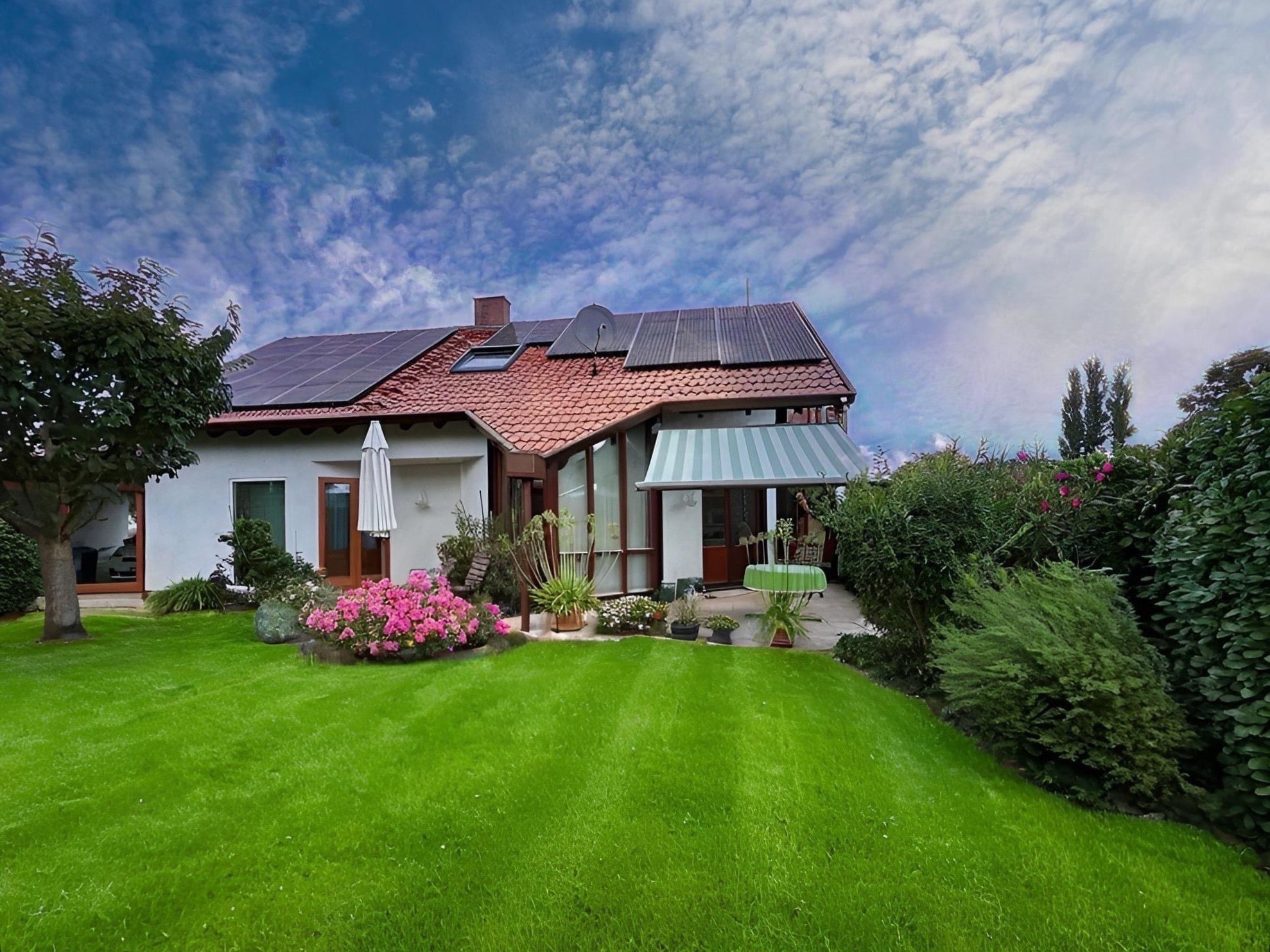 Gartenansicht im Sommer