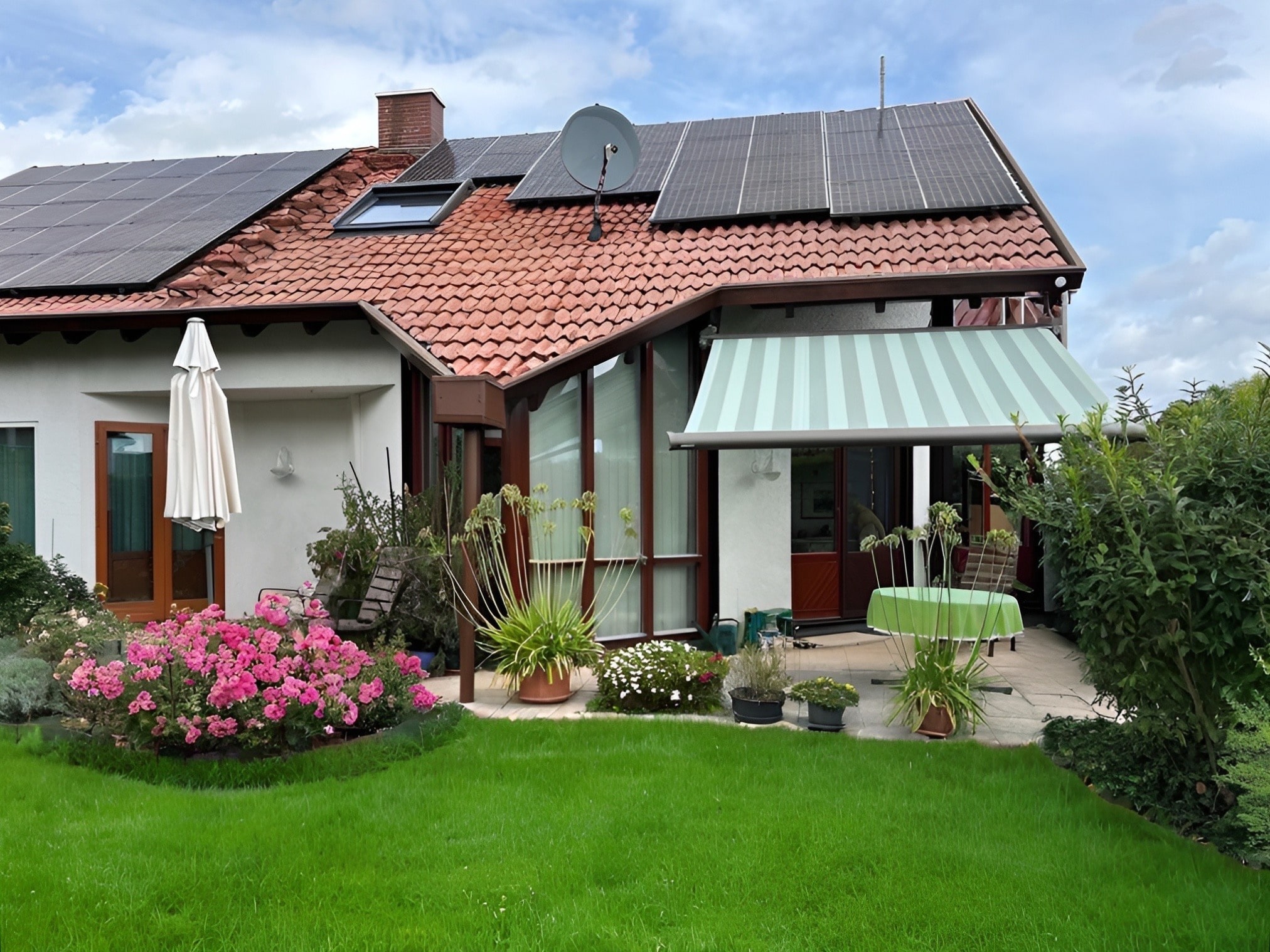 Gartenansicht im Sommer