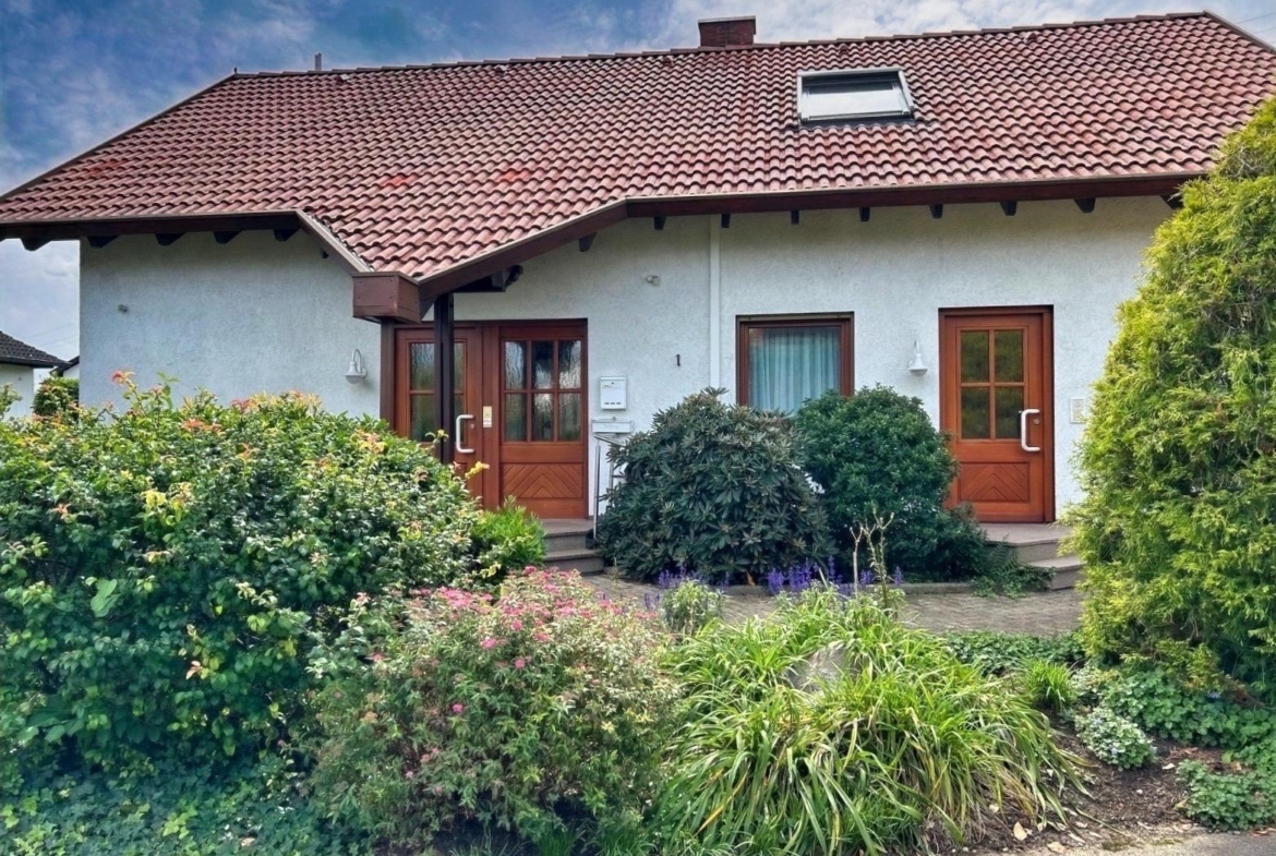 Straßenansicht im Sommer