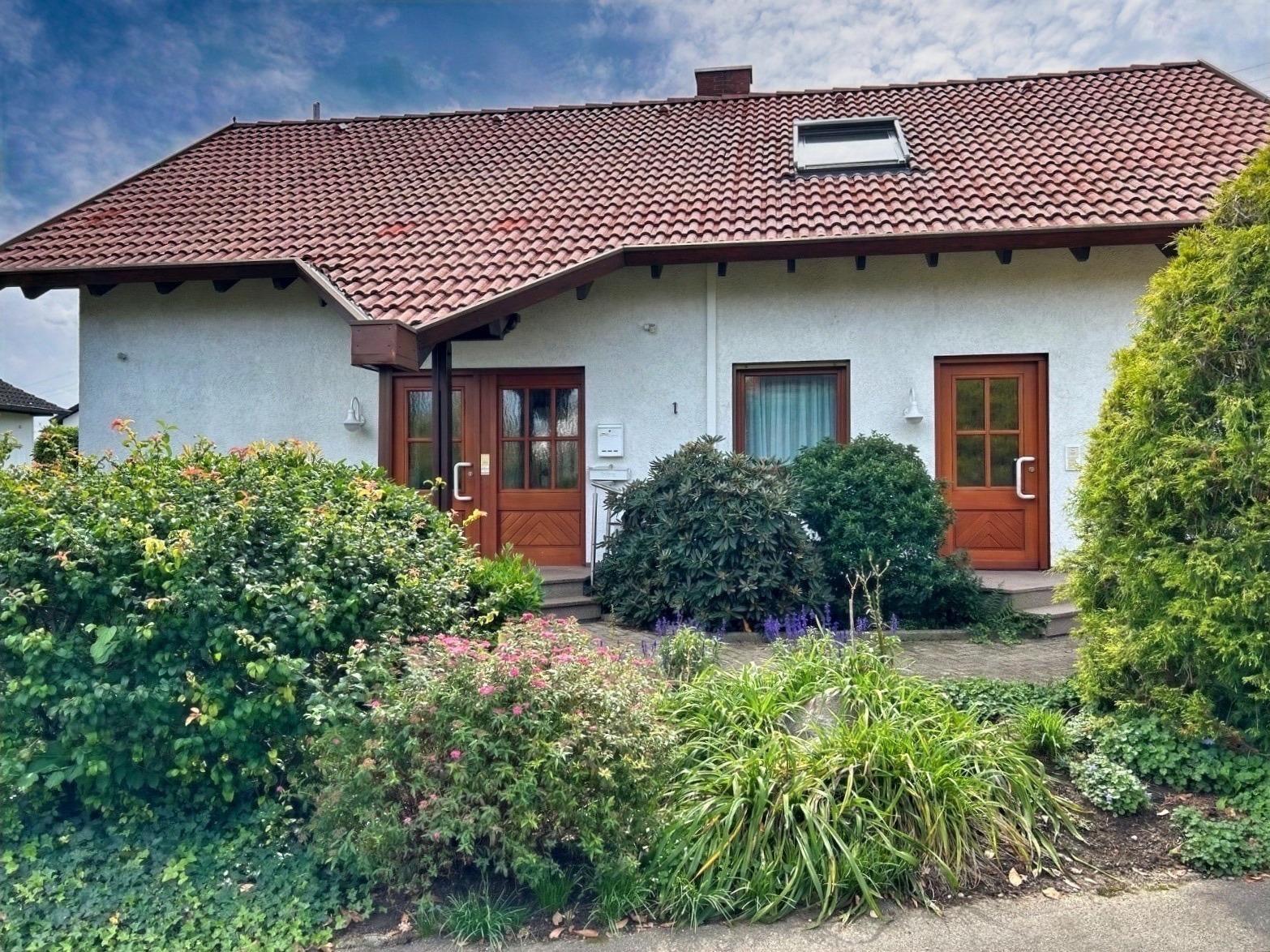 Straßenansicht im Sommer