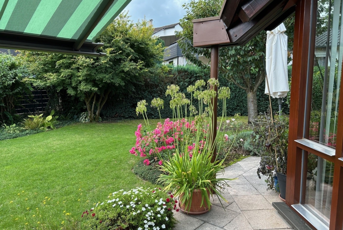 Terrasse und Garten im Sommer