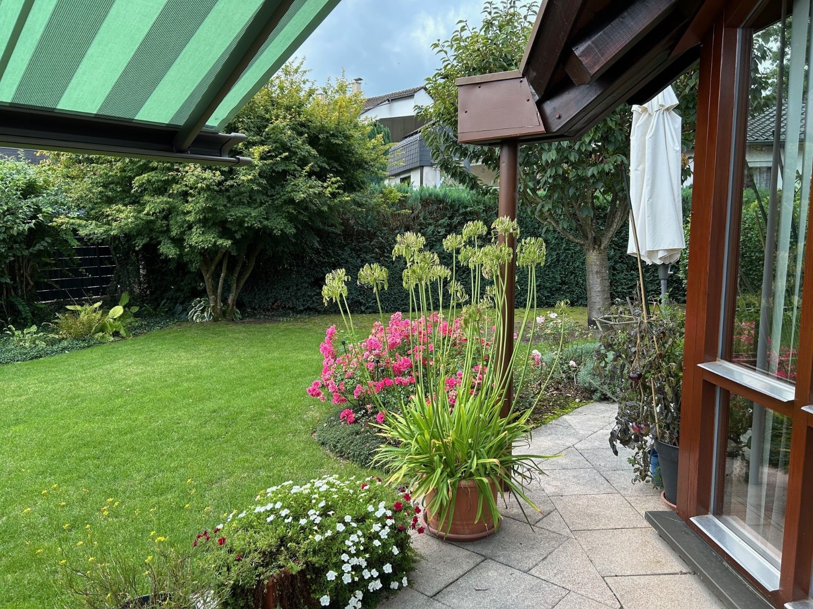 Terrasse und Garten im Sommer