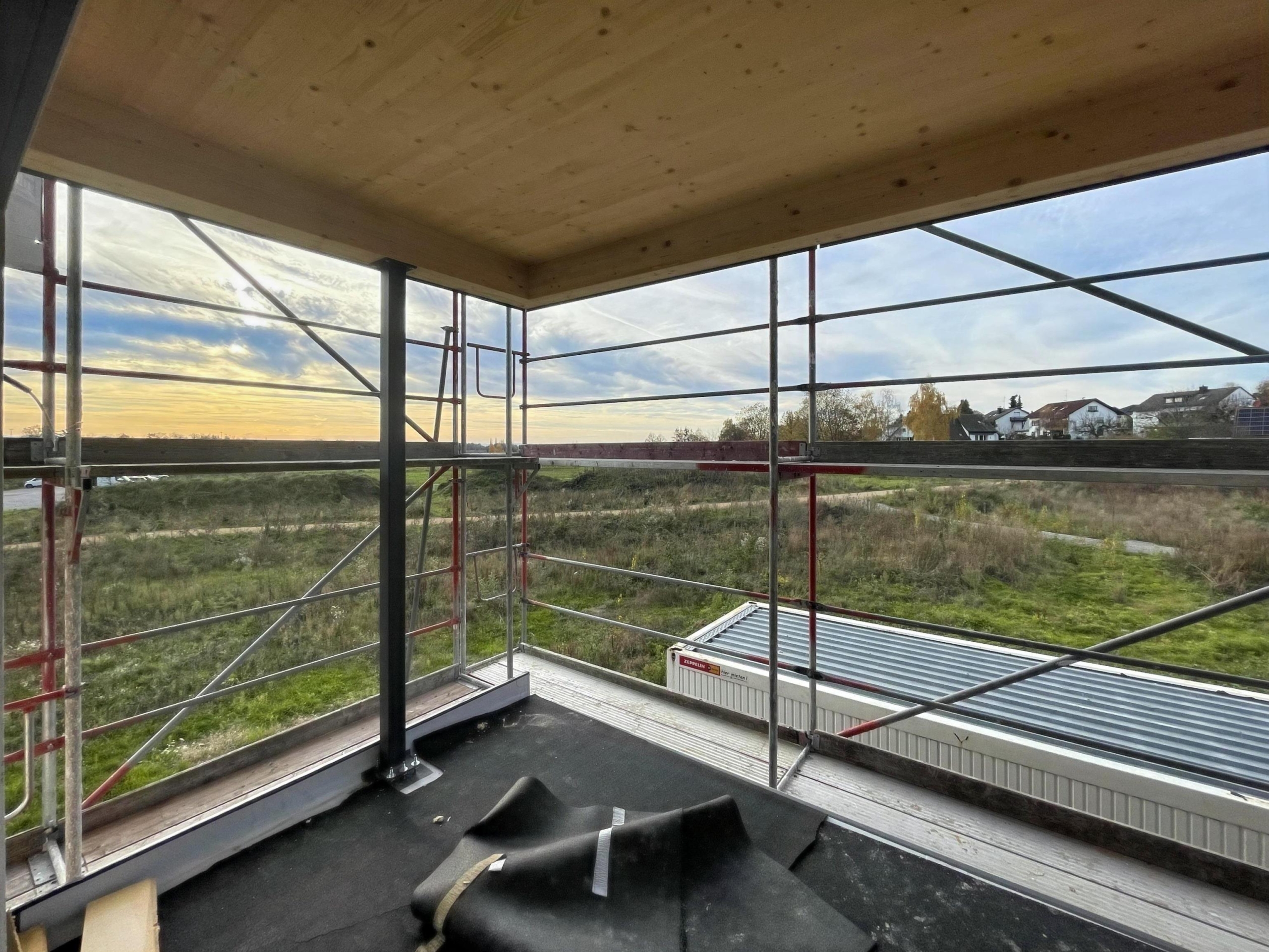 überdachter West-Balkon