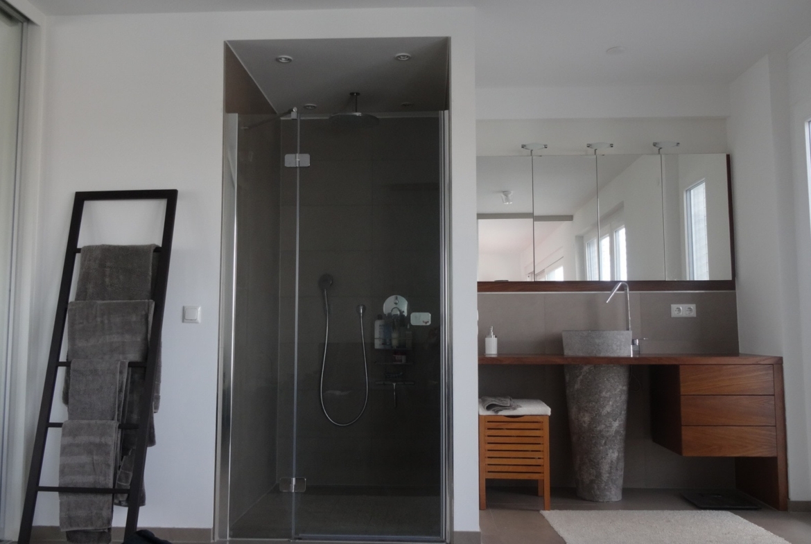 Dusche mit Waschtisch im Schlafzimmer