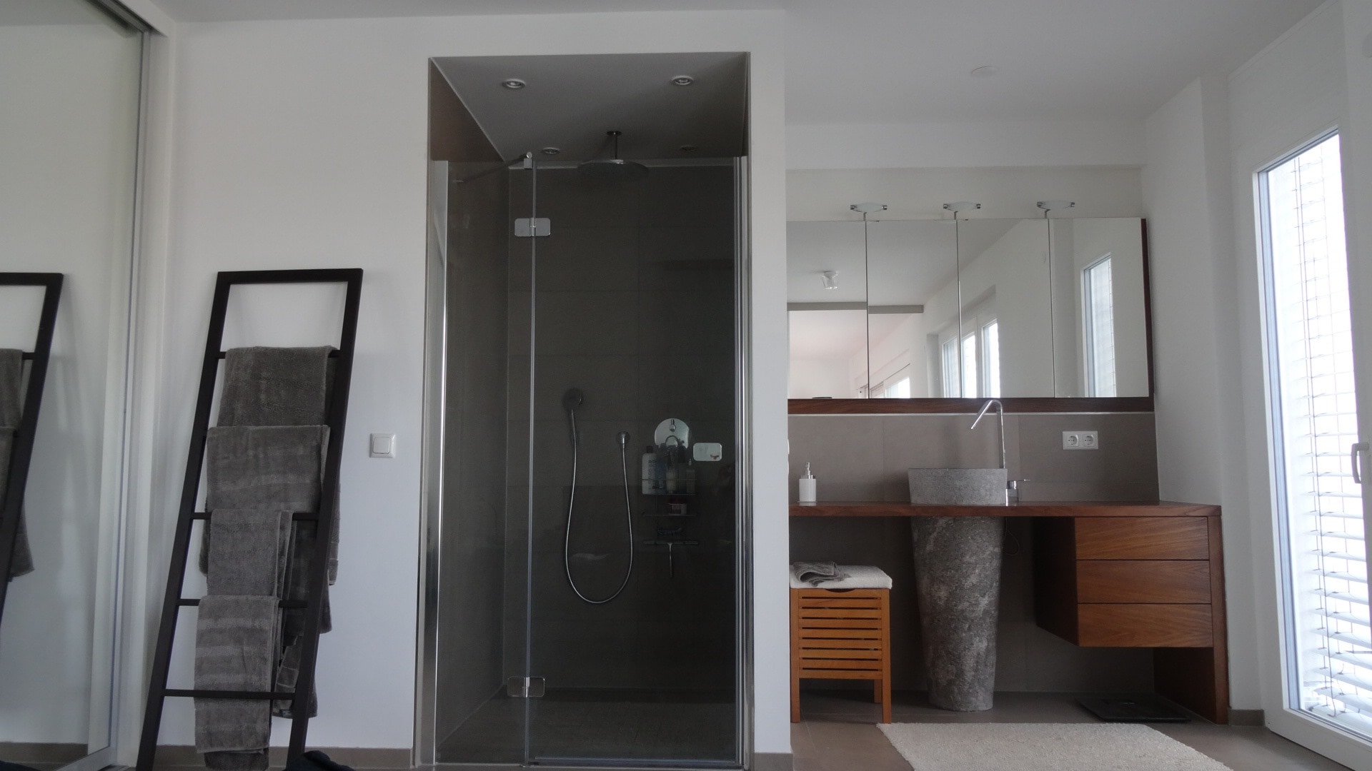 Dusche mit Waschtisch im Schlafzimmer