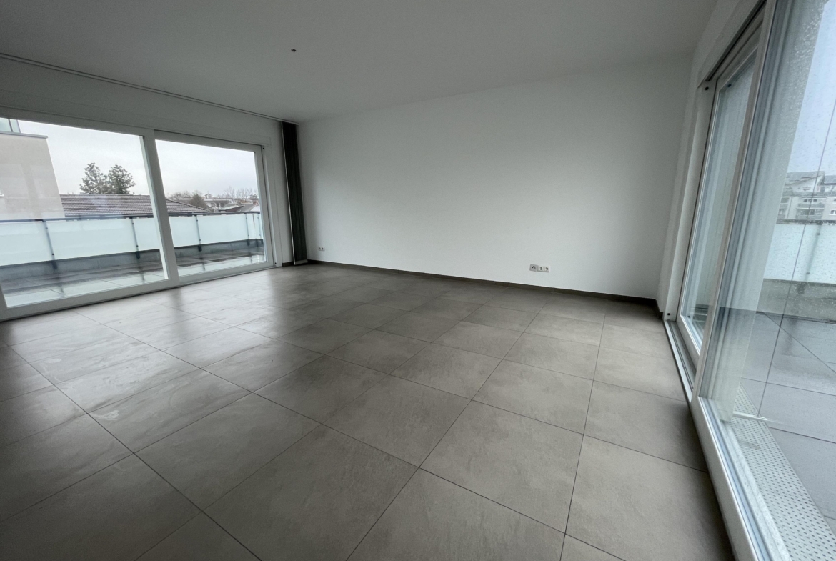 Wohnzimmer mit Terrassen auf zwei Seiten