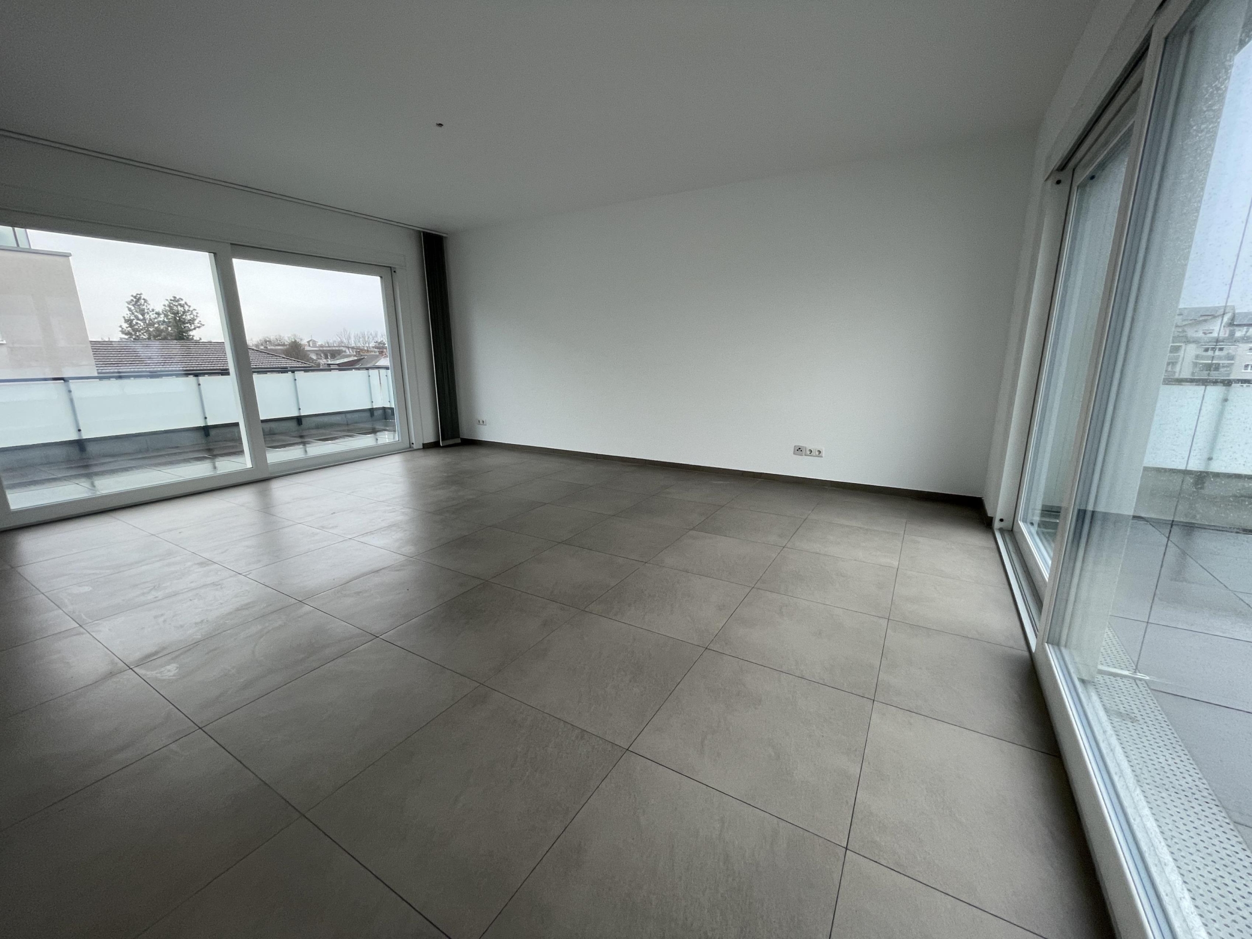 Wohnzimmer mit Terrassen auf zwei Seiten