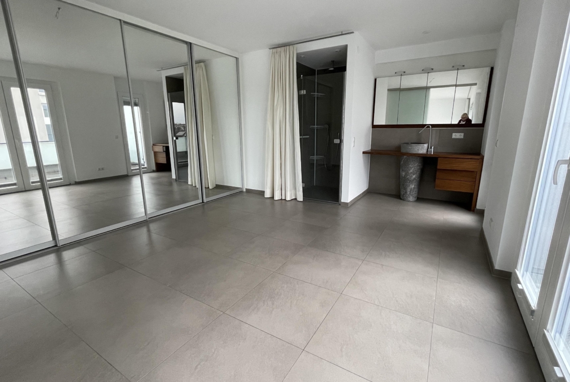 Schlafsuit mit Einbauschrank, Dusche und Waschtisch