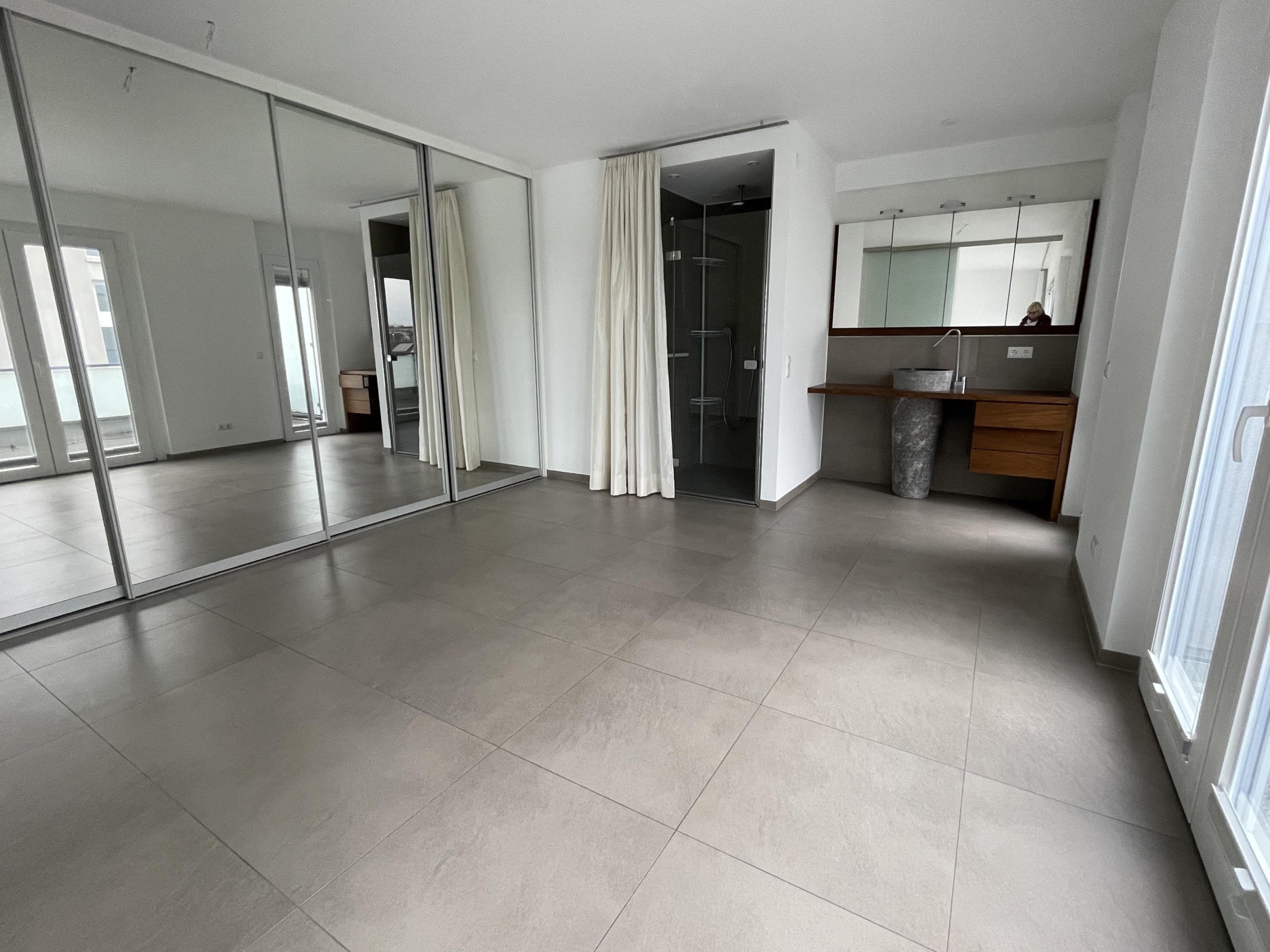 Schlafsuit mit Einbauschrank, Dusche und Waschtisch