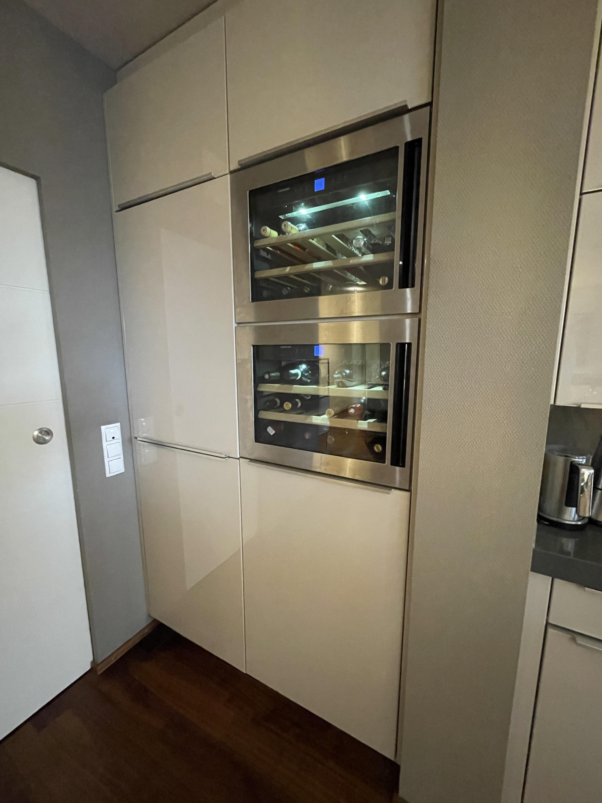 zwei Weinkühlschränke