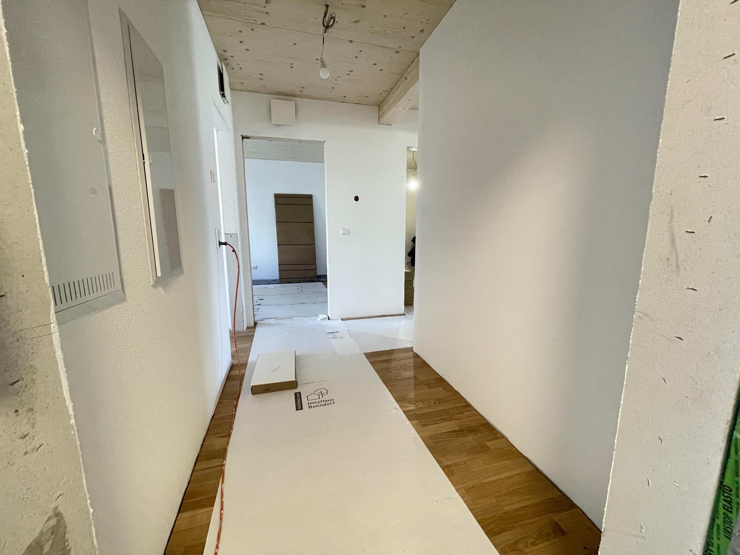 Flur (mit Schutzmatten ausgelegt)