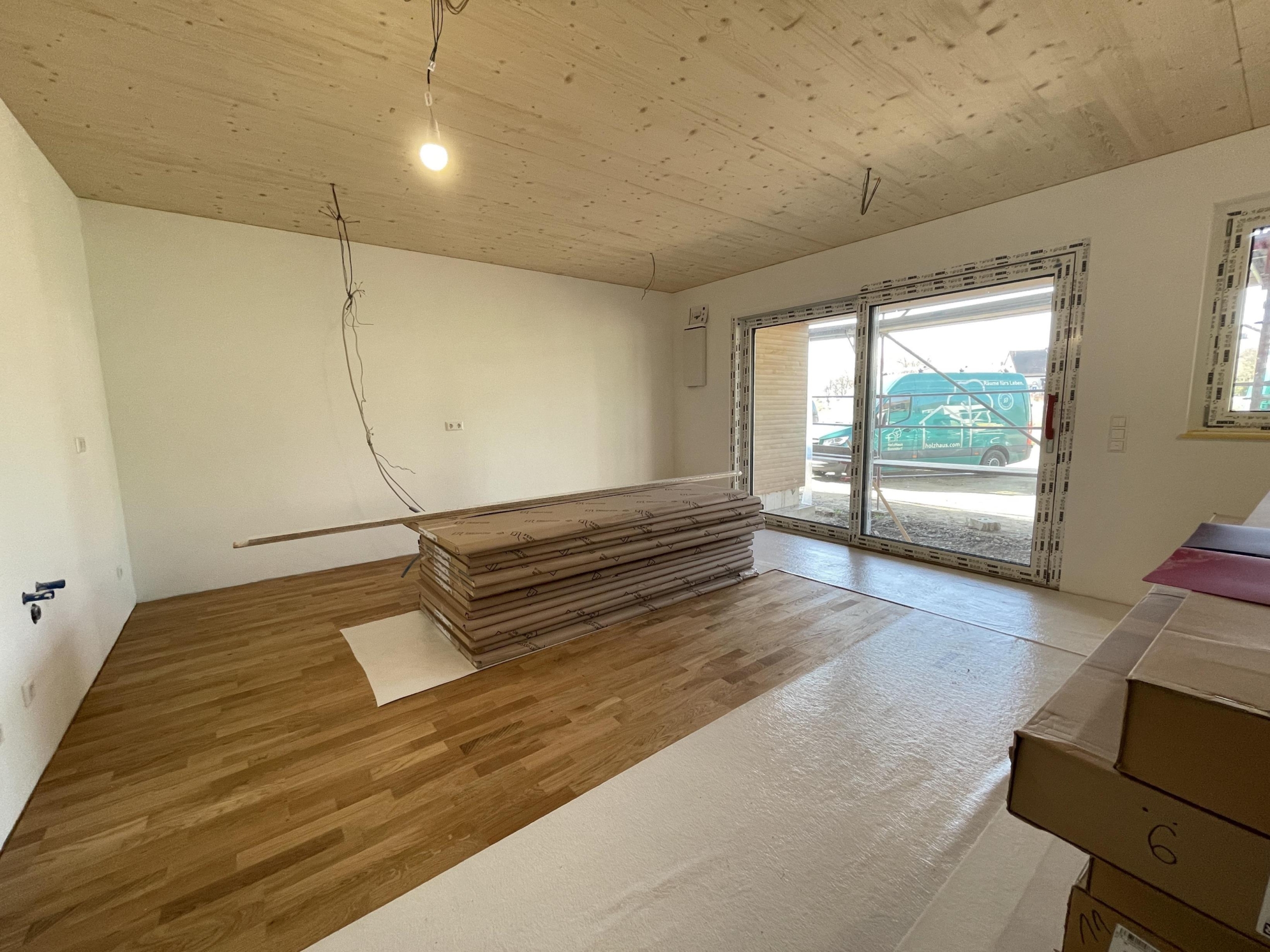 Wohn- und Esszimmer mit hochwertiger Einbauküche