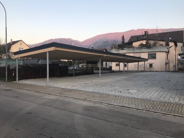Carport-Bereich im Hof