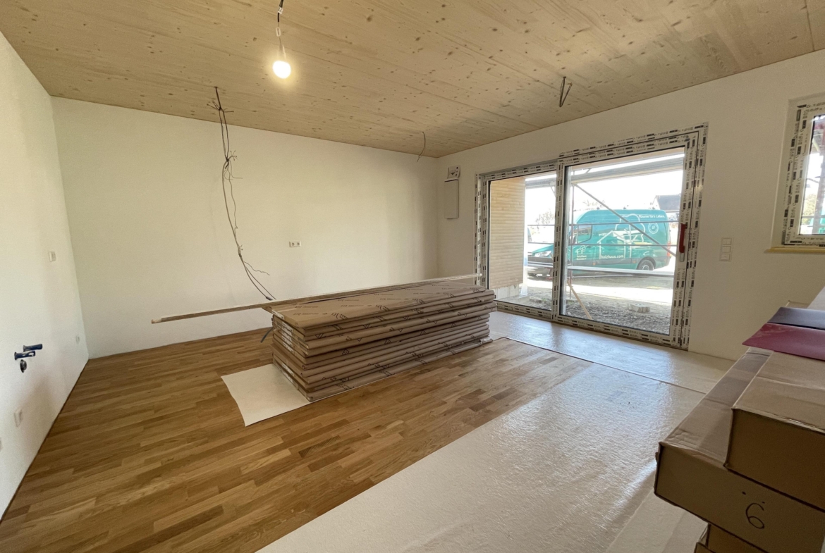 Wohn- und Esszimmer mit hochwertiger Einbauküche