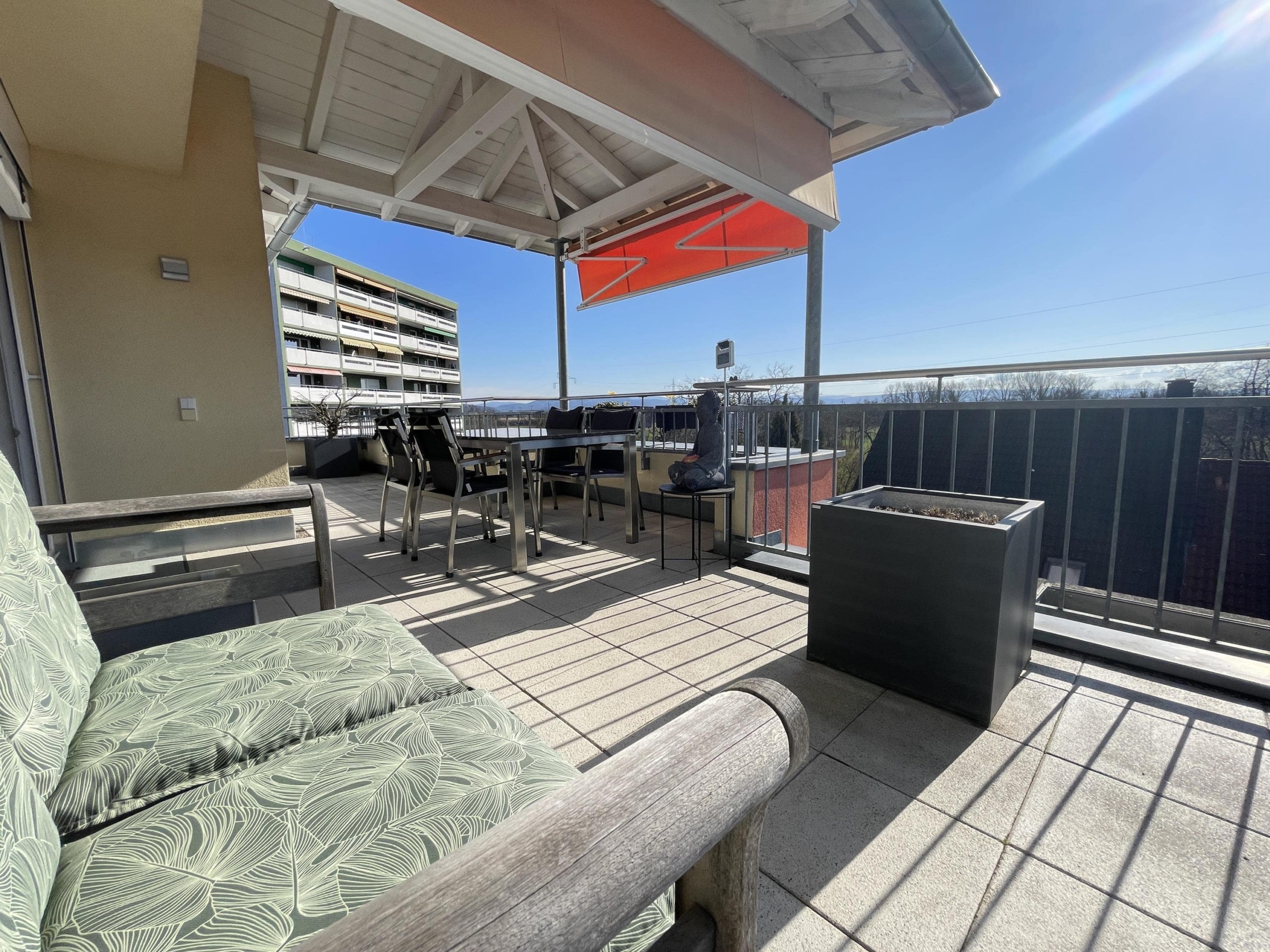 sonnige Dachterrasse