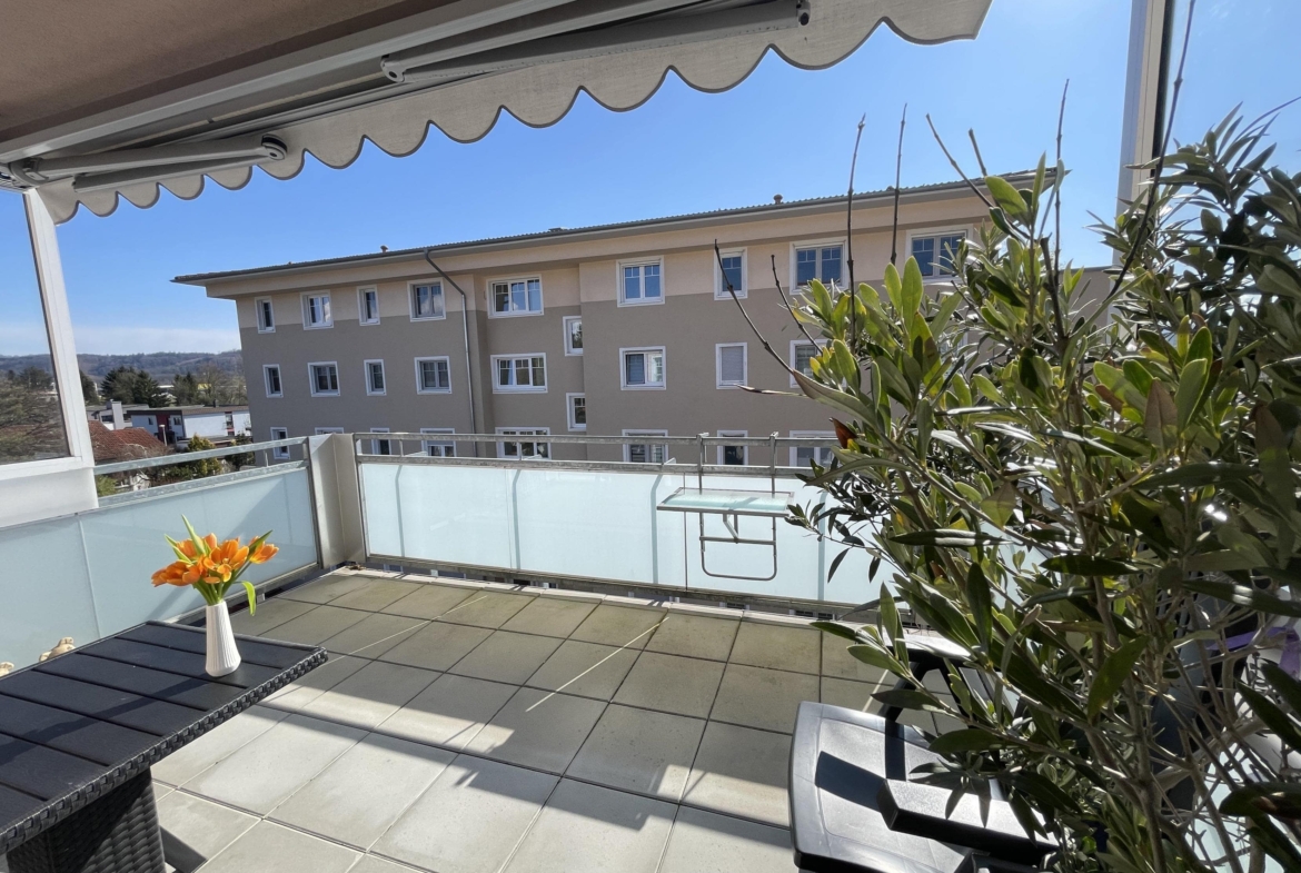 Überdachter Balkon mit Sonnenmarkise