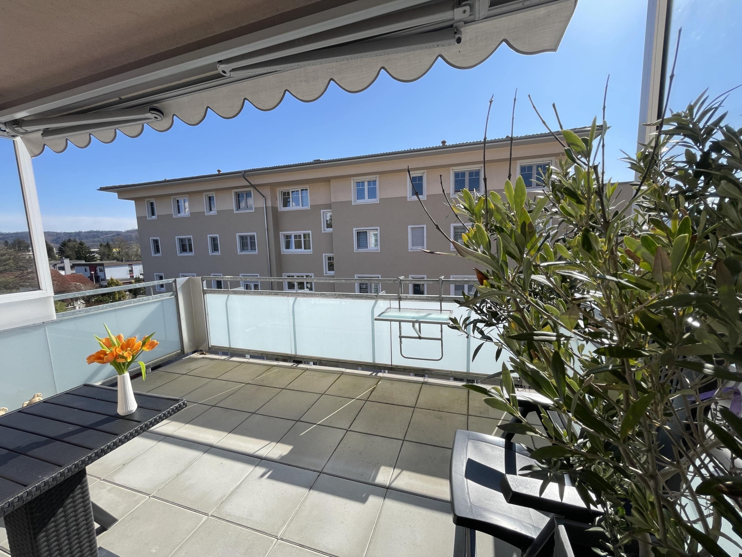 Überdachter Balkon mit Sonnenmarkise