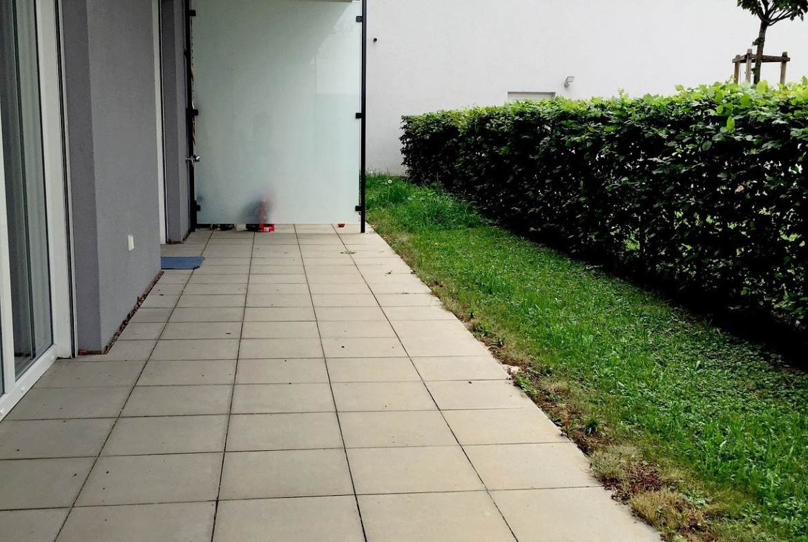 Terrasse mit kl. Rasenbereich