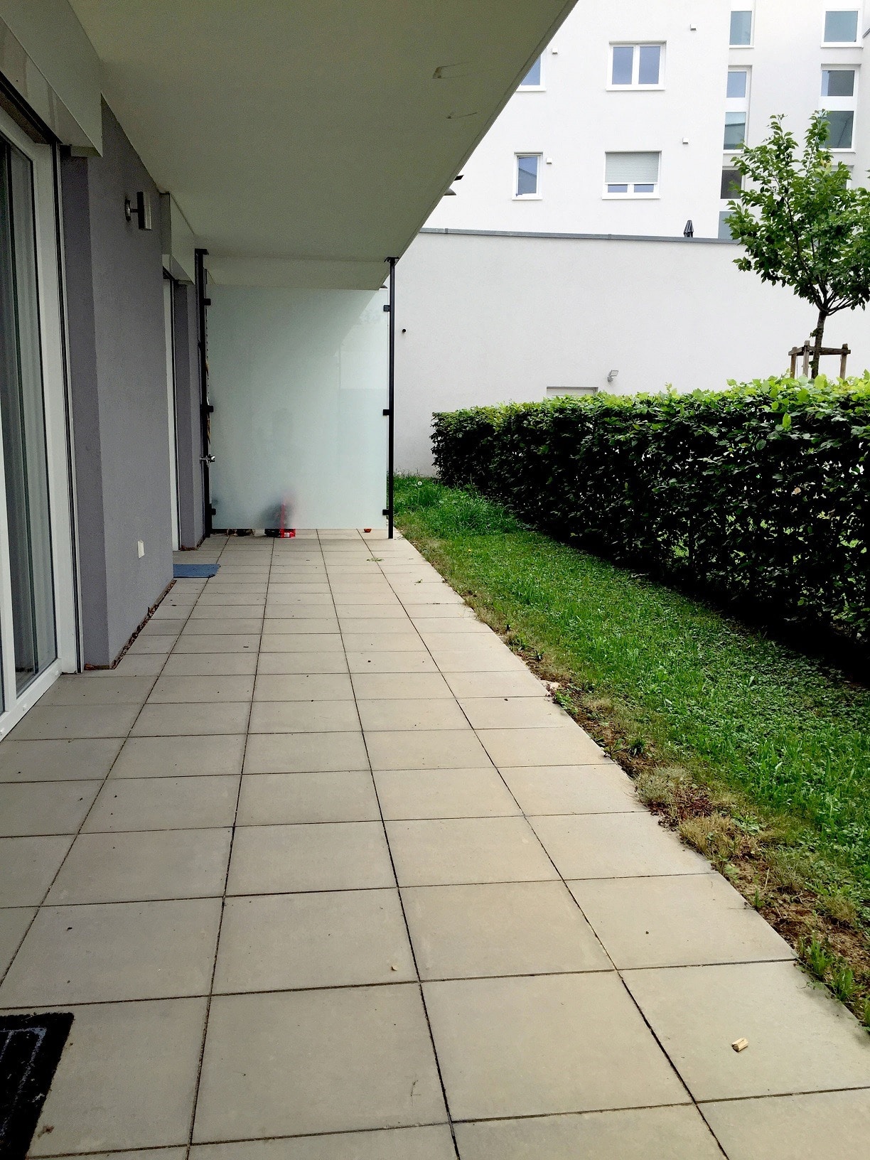 Terrasse mit kl. Rasenbereich