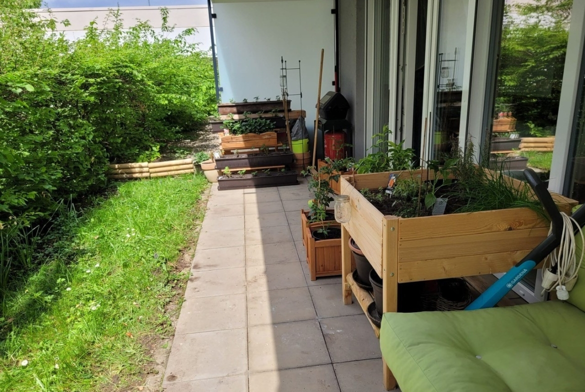 Terrasse mit kl. Rasenbereich