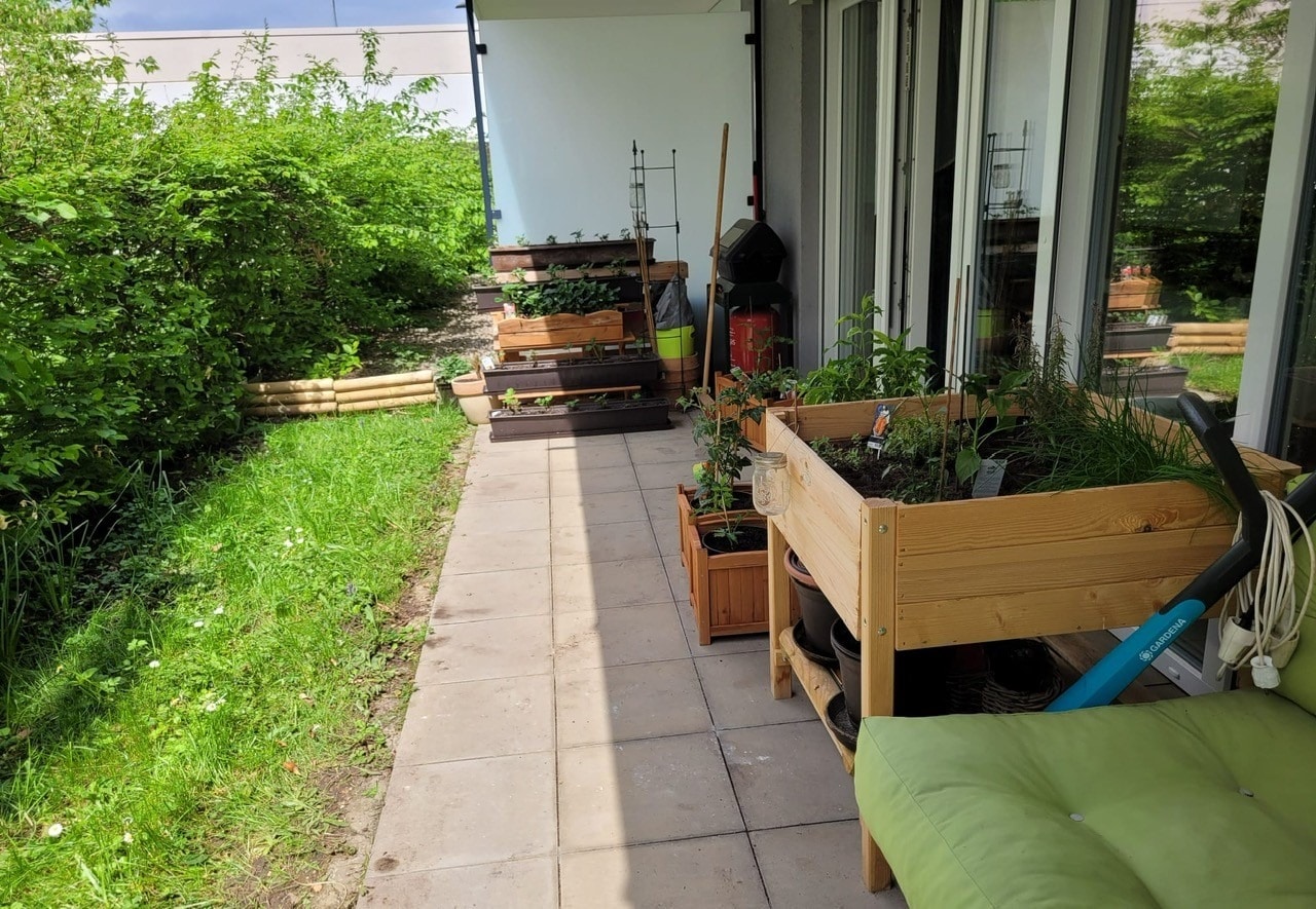 Terrasse mit kl. Rasenbereich